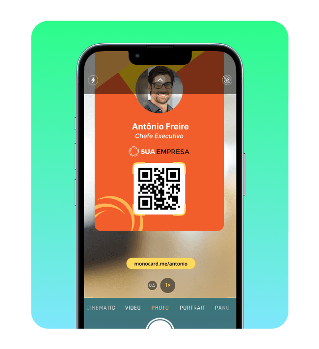 celular escaneando credencial con código QR